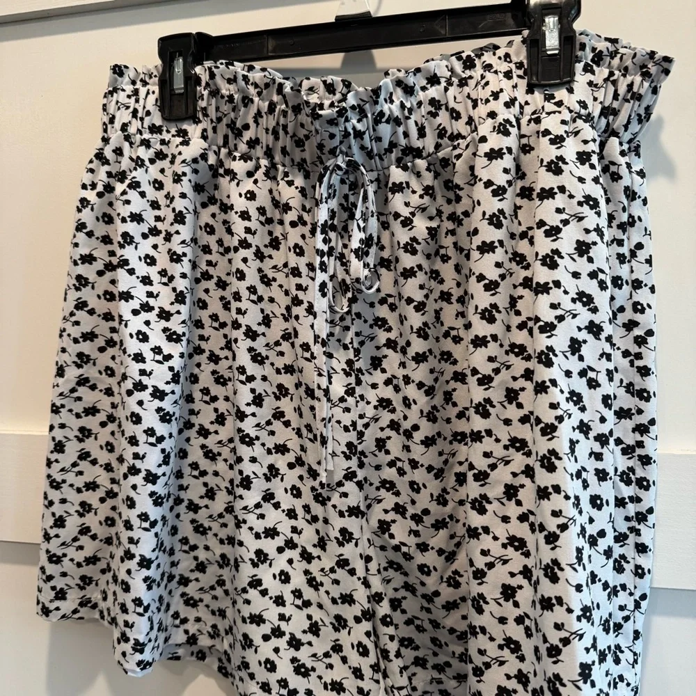 Black and White Floral Shorts - Picture 2 of 6